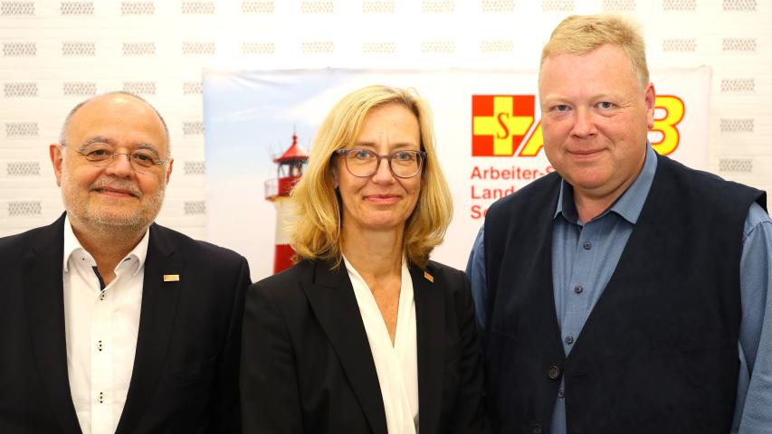 Heribert Röhrig (links) hat sich als Landesgeschäftsführer des ASB Schleswig-Holstein in den Ruhestand verabschiedet, Bettina Spechtmeyer-Högel und Axel Schröter bilden nun eine Doppelspitze im Hauptamt.